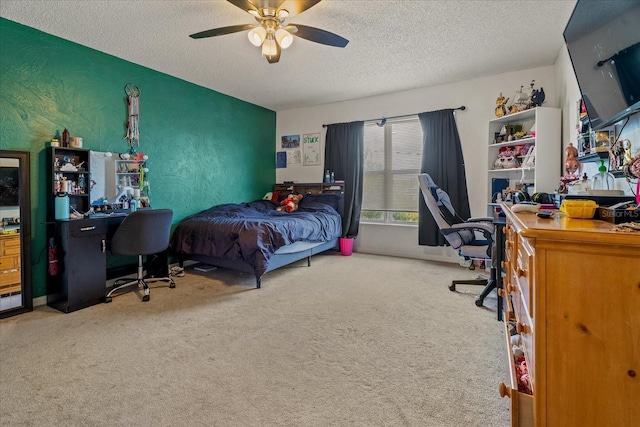 bedroom featuring carpet flooring, a textured ceiling, and a ceiling fan