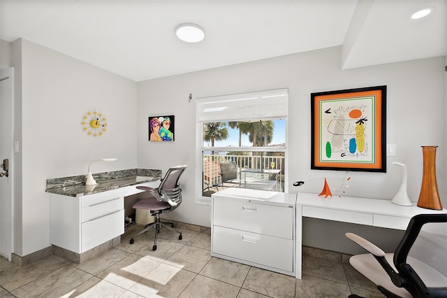 office area featuring built in desk and baseboards