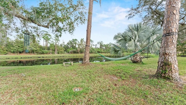 view of yard featuring a water view