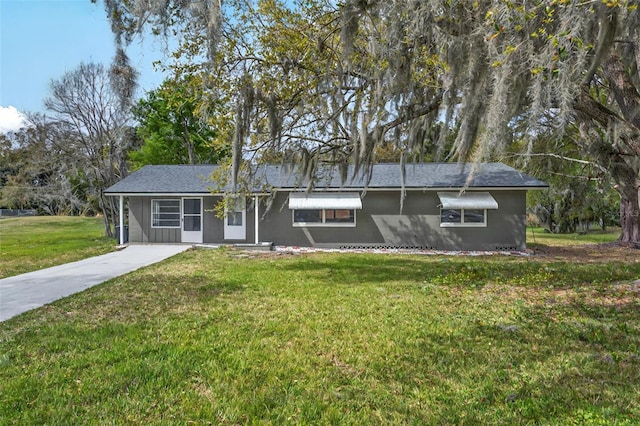 single story home with a front yard