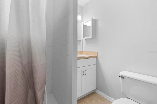 full bath featuring curtained shower, tile patterned flooring, toilet, vanity, and baseboards