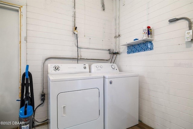 laundry area with laundry area and independent washer and dryer