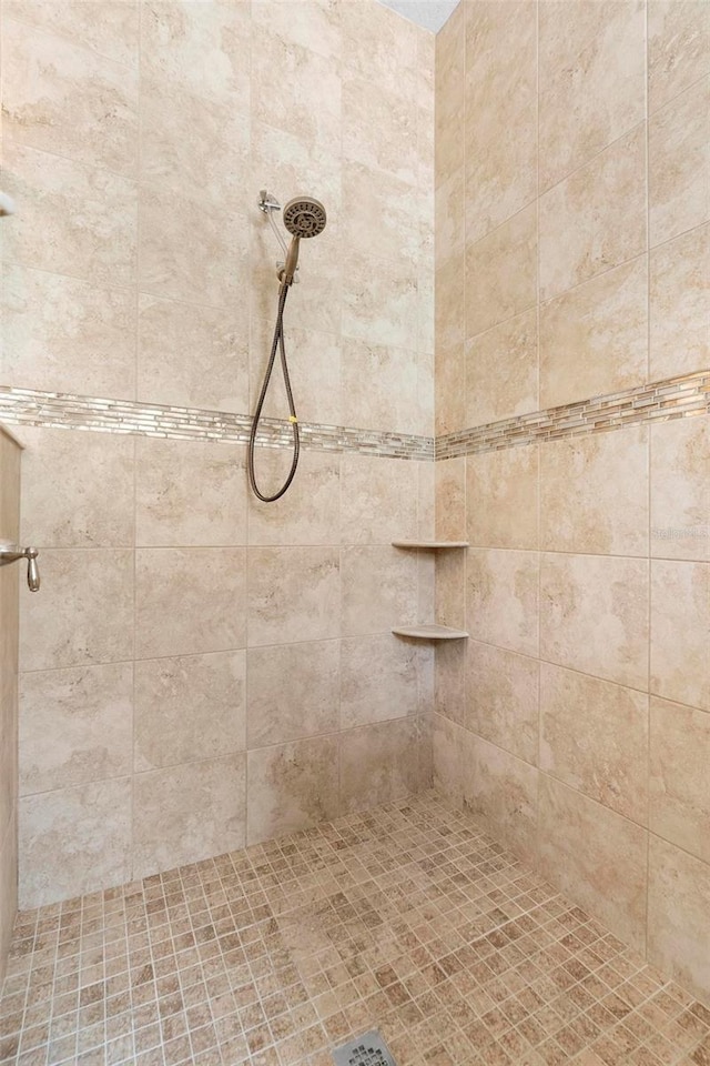 bathroom featuring tiled shower