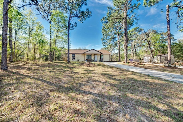 view of front facade with driveway