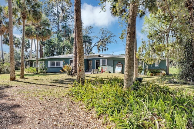 ranch-style house featuring a front lawn