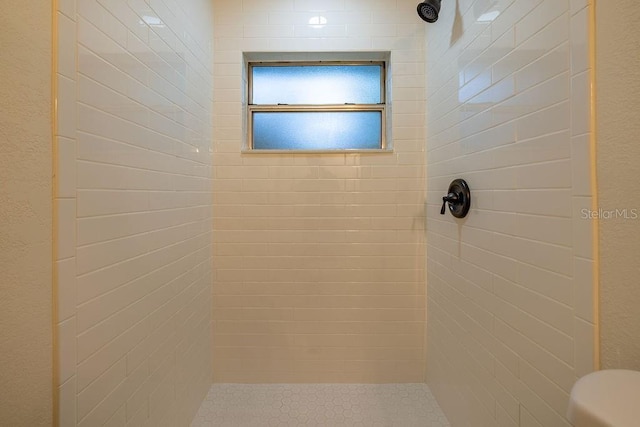 bathroom featuring tiled shower