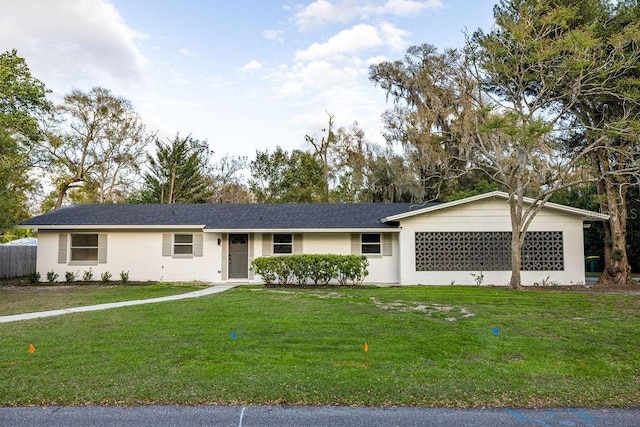 ranch-style house featuring a front yard