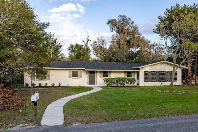 ranch-style home featuring a front lawn