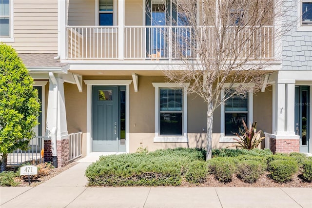 view of exterior entry with stucco siding