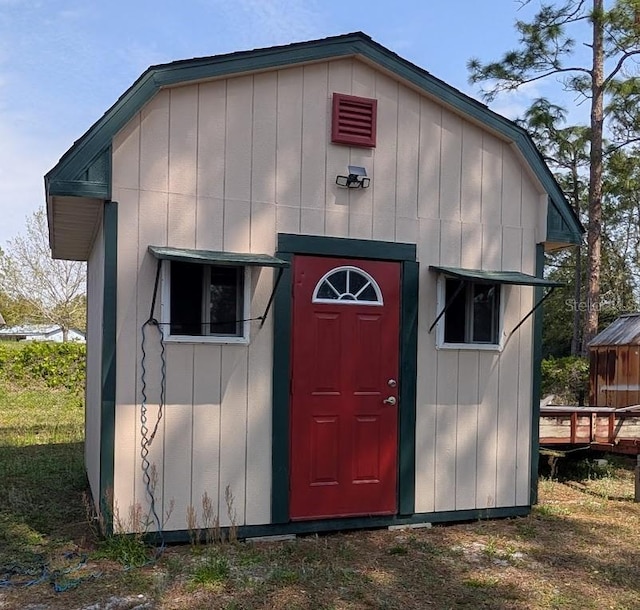 view of outdoor structure with an outdoor structure