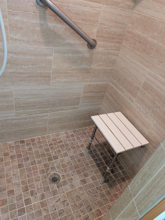 bathroom featuring a tile shower