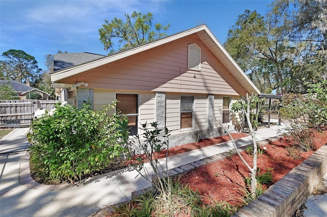 bungalow-style house featuring fence