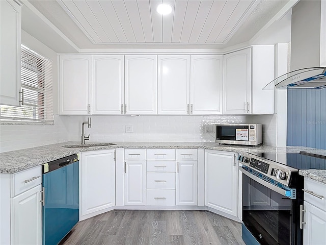 kitchen featuring a sink, stainless steel electric stove, light wood-style floors, wall chimney range hood, and dishwashing machine