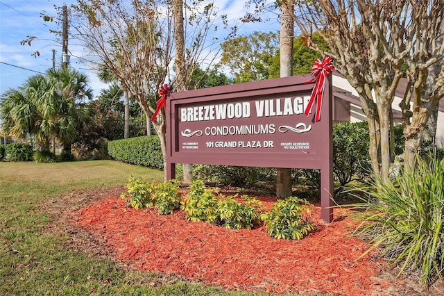 community / neighborhood sign featuring a yard