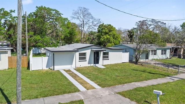 view of front of property featuring a front lawn and fence