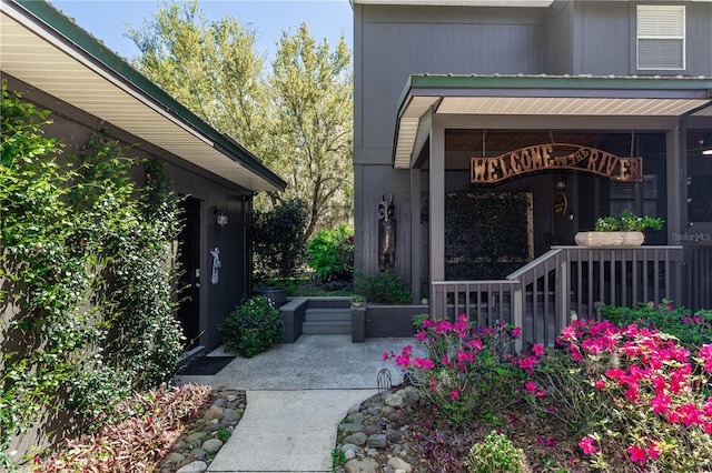 entrance to property featuring covered porch