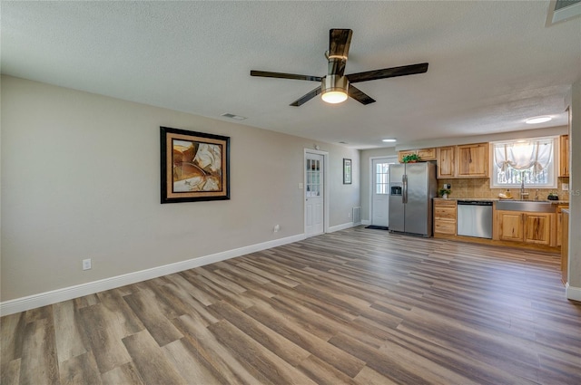 kitchen featuring a sink, visible vents, backsplash, and appliances with stainless steel finishes