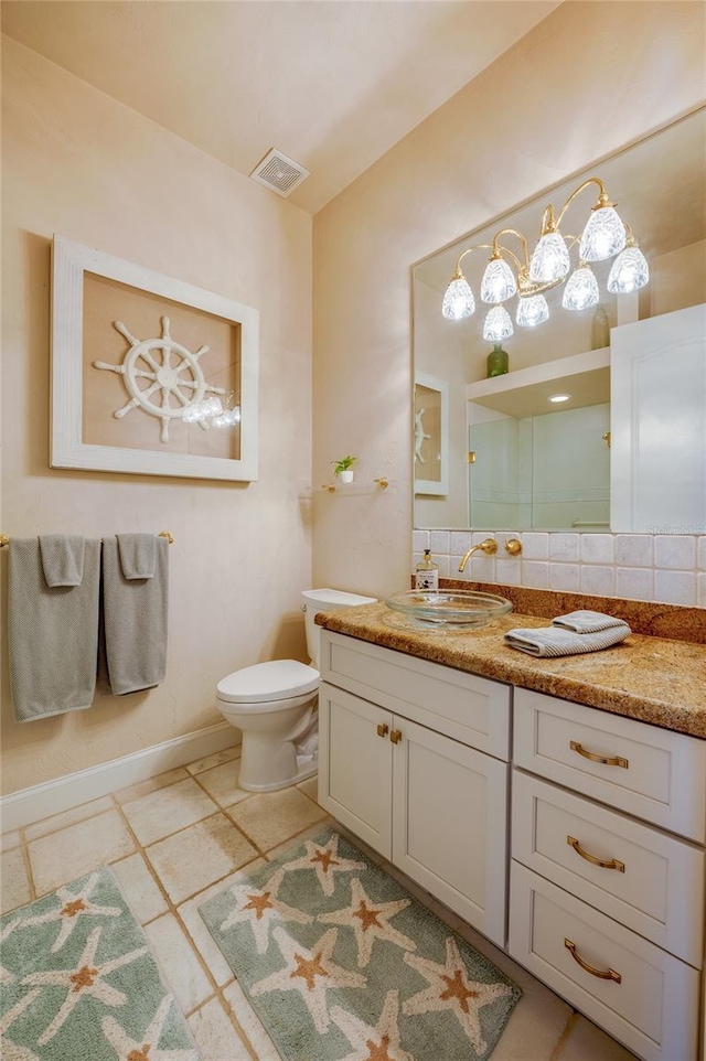 full bath featuring visible vents, toilet, decorative backsplash, baseboards, and vanity