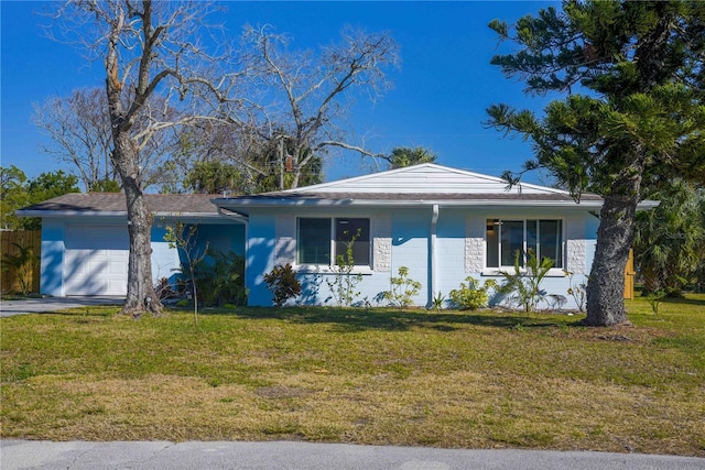 view of front of house featuring an attached garage, driveway, and a front yard