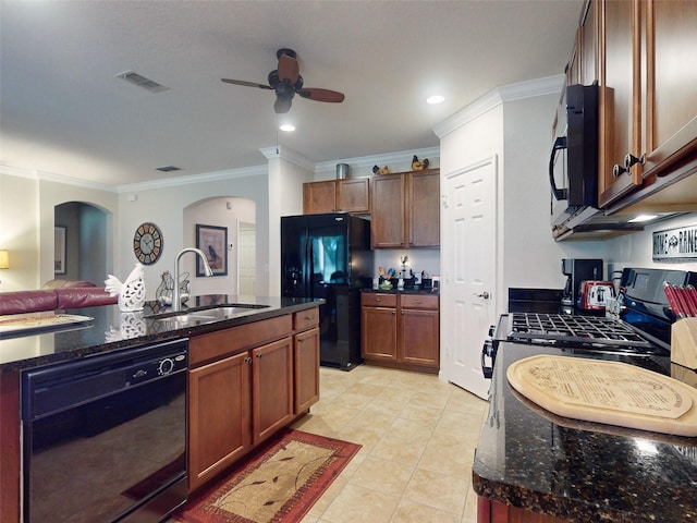 kitchen featuring a ceiling fan, visible vents, arched walkways, a sink, and black appliances