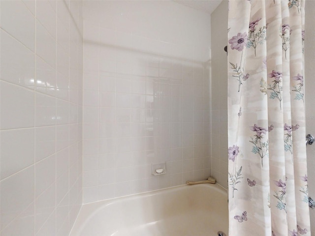 bathroom featuring shower / tub combo with curtain