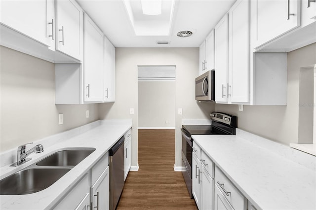 kitchen featuring a sink, stainless steel appliances, visible vents, and white cabinets