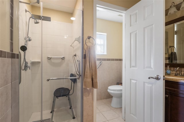 723 Pelican Ct, Kissimmee, FL 34759 - full bath featuring tile patterned floors, toilet, tile walls, and a shower stall