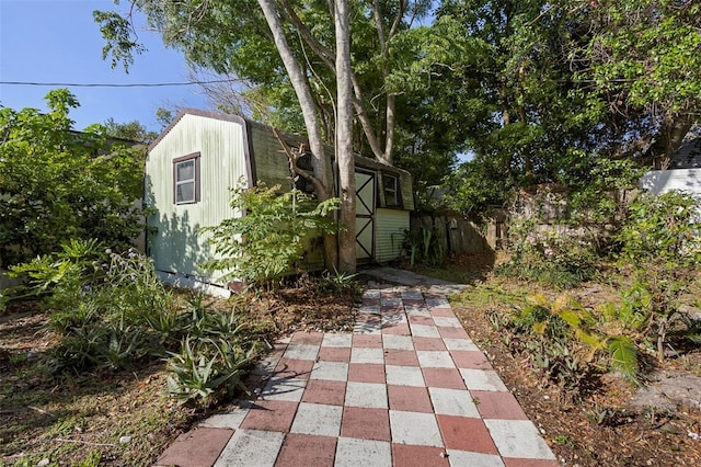 view of yard featuring an outbuilding and a storage shed