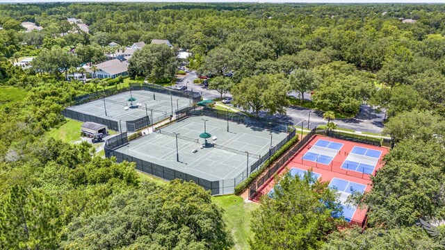 birds eye view of property featuring a forest view