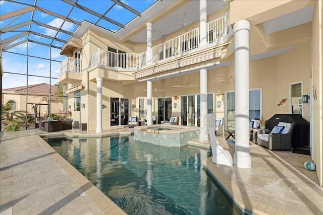 3310 John Anderson Dr, Ormond Beach, FL 32176 - view of swimming pool featuring an outdoor living space, a pool with connected hot tub, a ceiling fan, a patio area, and a lanai