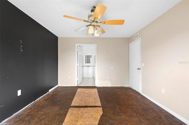 unfurnished room featuring visible vents, ceiling fan, and baseboards