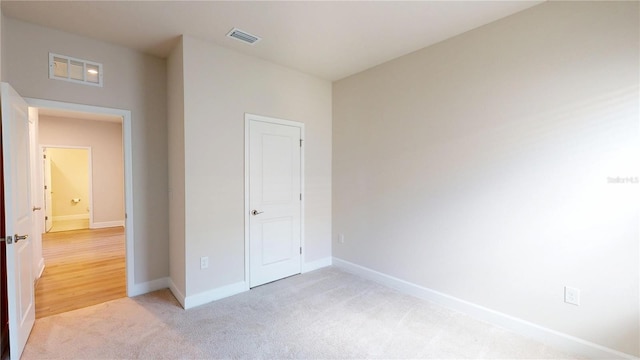 1002 Chelan Falls Dr, Deland, FL 32724 - unfurnished bedroom featuring light carpet, baseboards, and visible vents