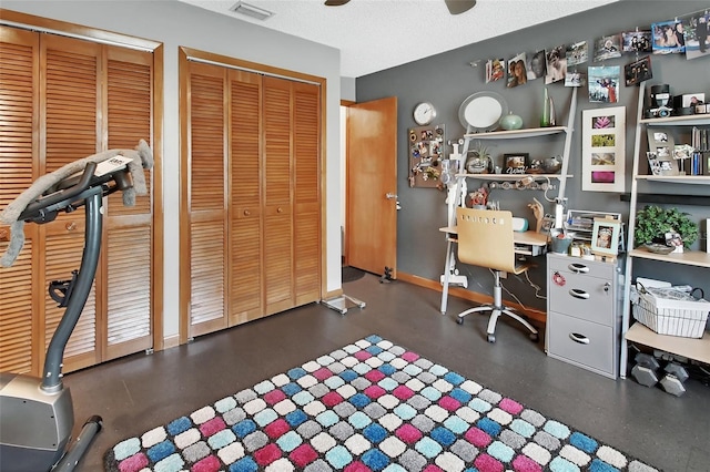 home office with visible vents and baseboards