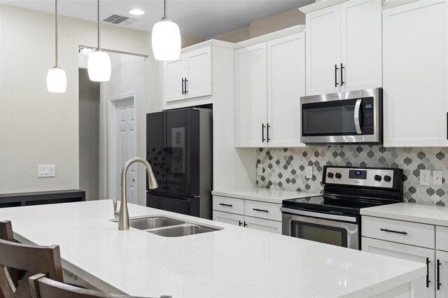2337 Oxmoor Dr, Deland, FL 32724 - kitchen featuring stainless steel appliances, a sink, backsplash, pendant lighting, and recessed lighting