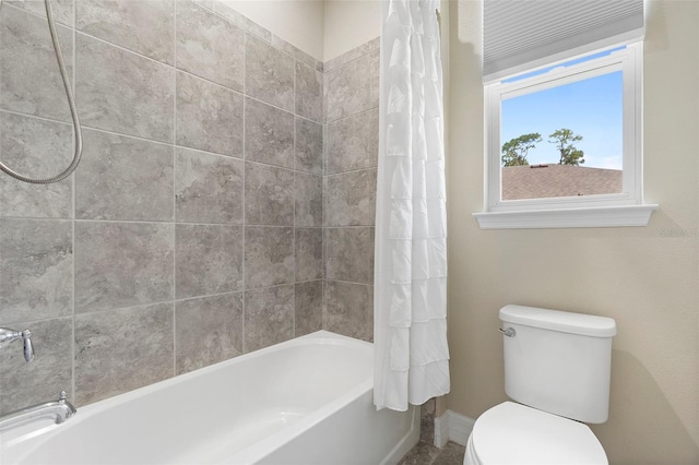 2337 Oxmoor Dr, Deland, FL 32724 - bathroom with toilet, shower / bath combo, and baseboards