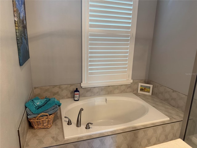 4749 Stoneview Cir, Oldsmar, FL 34677 - full bath with a garden tub