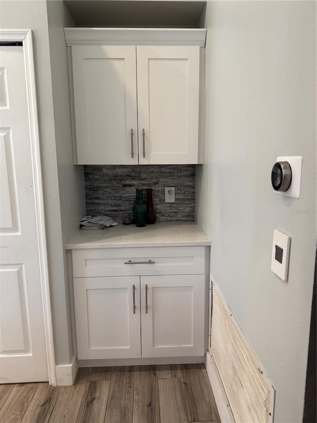 4749 Stoneview Cir, Oldsmar, FL 34677 - bar area with decorative backsplash and light wood-style floors