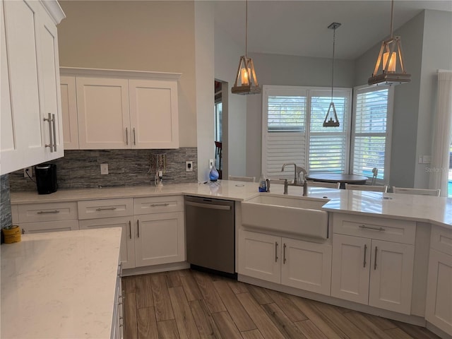 4749 Stoneview Cir, Oldsmar, FL 34677 - kitchen featuring dishwasher, a sink, vaulted ceiling, white cabinetry, and backsplash