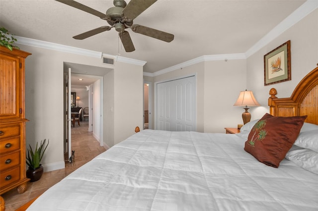 bedroom featuring visible vents, ceiling fan, crown molding, and a closet
