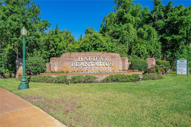 community sign with a lawn