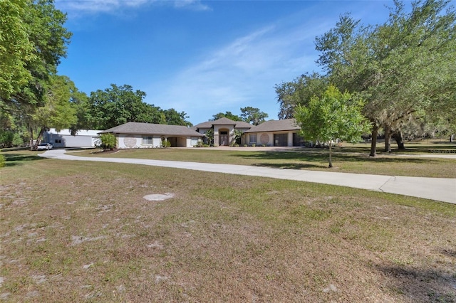 view of front of property featuring a front yard