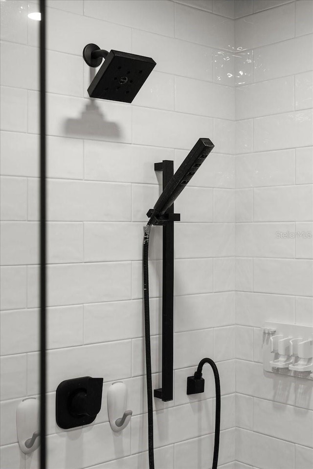 room details featuring tiled shower