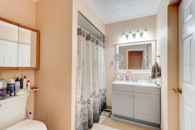 full bath featuring vanity, toilet, and a shower with curtain