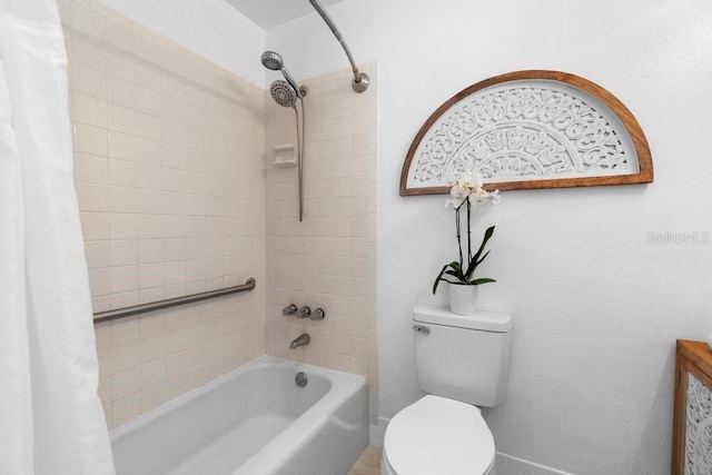 full bathroom featuring shower / bathtub combination with curtain, baseboards, and toilet