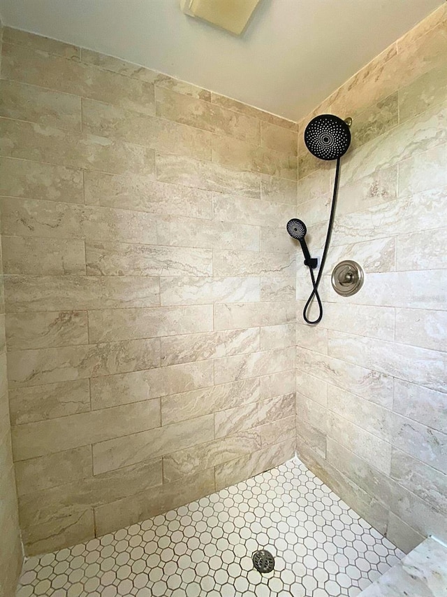 206 Westmoor Bnd, Orlando, FL 32835 - bathroom featuring tiled shower