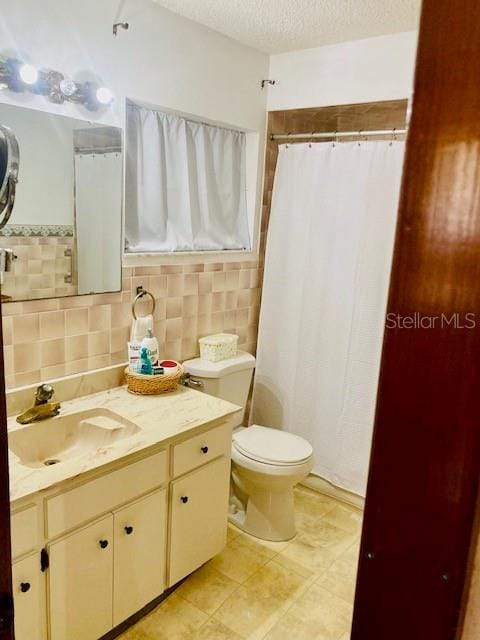 full bathroom with vanity, toilet, a shower with shower curtain, a textured ceiling, and backsplash