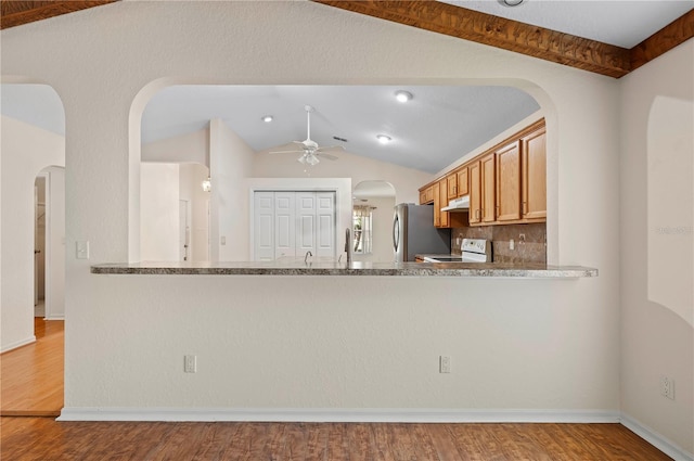 11094 SE 173rd Ln, Summerfield, FL 34491 - kitchen with electric stove, freestanding refrigerator, a ceiling fan, vaulted ceiling, and wood finished floors