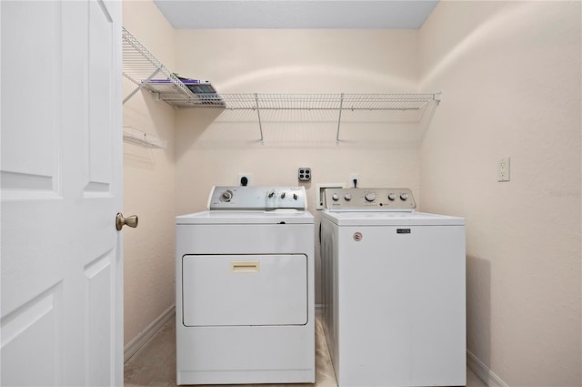11094 SE 173rd Ln, Summerfield, FL 34491 - laundry room featuring washer and clothes dryer and baseboards