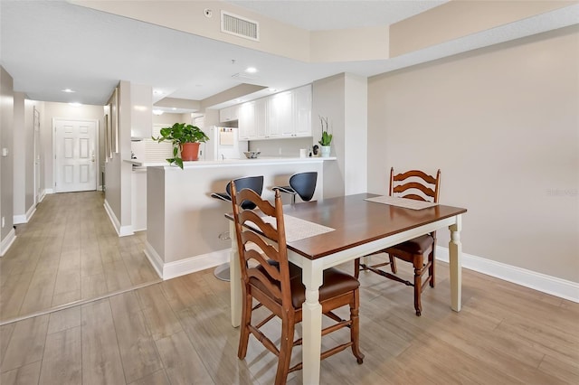 dining space with visible vents, light wood-style flooring, baseboards, and recessed lighting