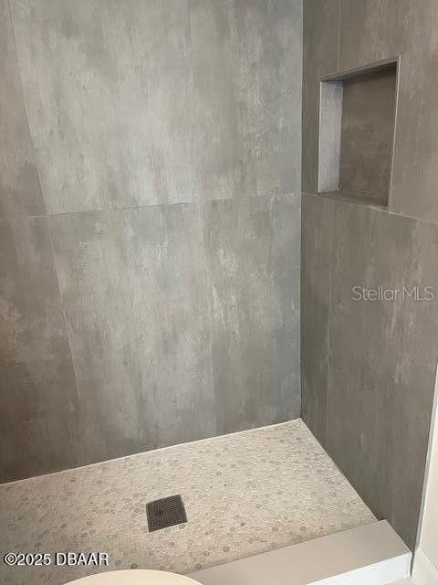 908 Boulder Dr, South Daytona, FL 32119 - bathroom with a tile shower